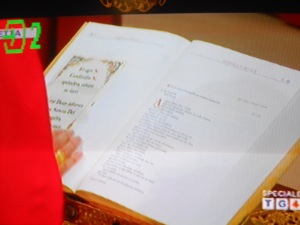 Cardinal O'Malley's hand on the book with the oath.